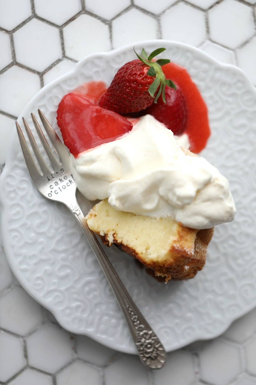 30-Minute Strawberries & Cream Blender Cake Recipe