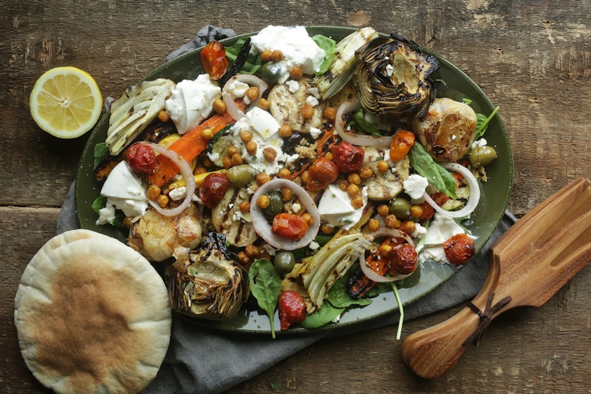地中海自由沙拉配烤蔬菜和姜黄鹰嘴豆