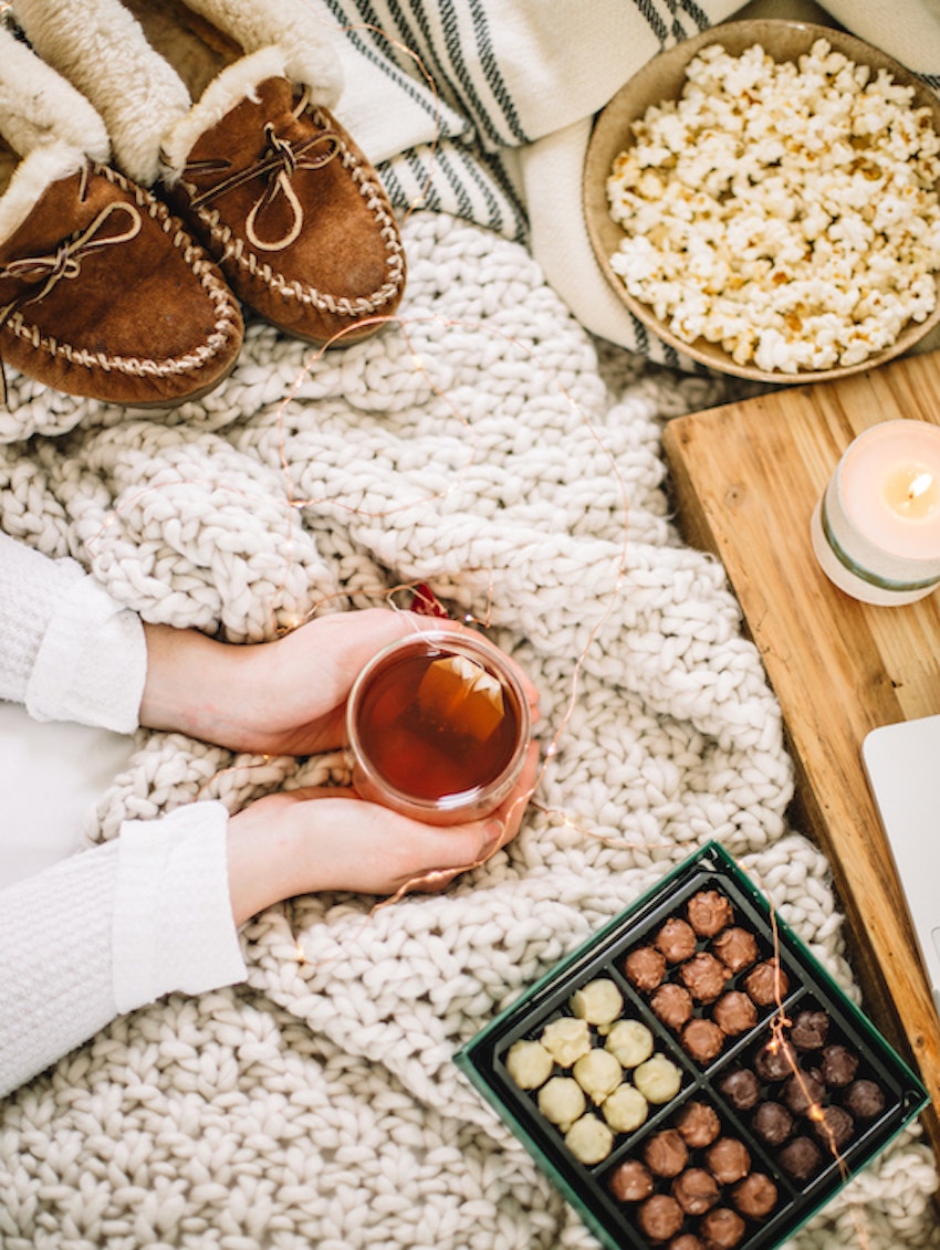Everything You Need for the Perfect Cozy Netflix & Chill Afternoon | TheInspiredHome.com #entertaining #netflix #netflixandchill via @ihainspiredhome Netflix And Cozy 2