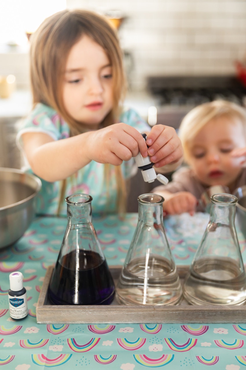 The Next Science Project You Should Do with Your Kids: Ooblek | TheInspiredHome.com #kids #DIY #science #scienceproject #ooblek #slime #family #fun Ooblek 9