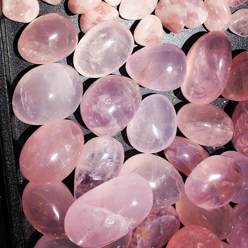 Розовый прозрачный камень. Лунный кварц камень. Звездчатый кварц. Розовый кварц камень. 1065 Розовый кварц.