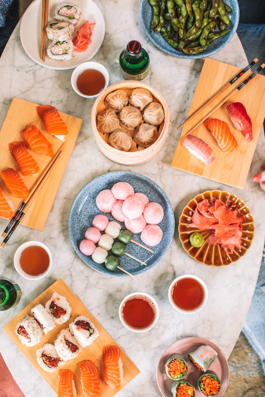 You Need to Throw This Sushi Night Party | TheInspiredHome.com #party #entertaining #parties #sushi #athome #sushinight #dinner #fish #howto Sushi Party 31