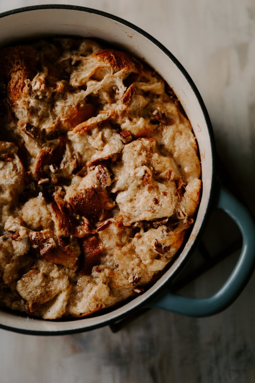Classic Dutch Oven Bread Pudding | TheInspiredHome.com #recipes #desserts #breadpudding #dutchoven #easy Dutchovenbreadpudding 1