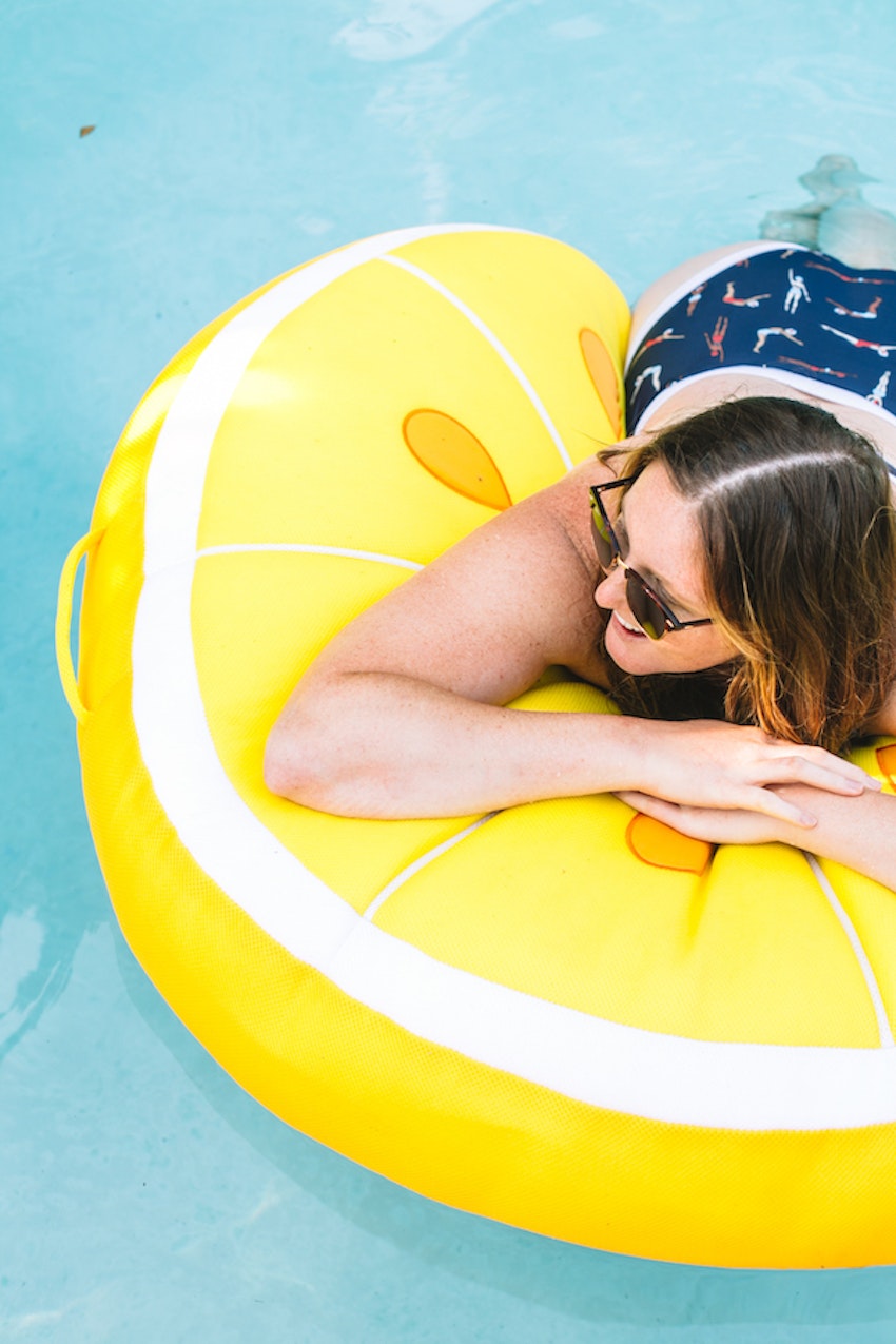 5 Pool Bag Essentials You Can't Live Without | TheInspiredHome.com #pool #poolproducts #poolday #poolfun #poolideas #summer #entertaining via @ihainspiredhome Pool day 25